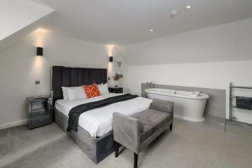 Holm House - Stylish Coastal Suites - HEDD Spa - Silures Bar & Restaurant photo 30