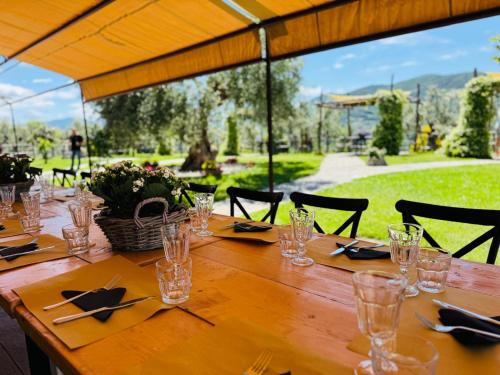 a wooden table with glasses and napkins on it at Agriturismo La Terrazza su Farfa in Castelnuovo di Farfa