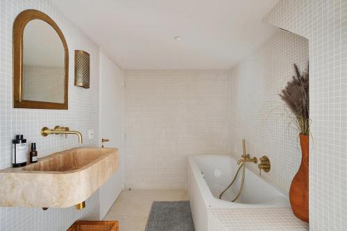 une salle de bain avec une baignoire et un lavabo dans l'établissement Bright loft with terrace - Belleville, à Paris