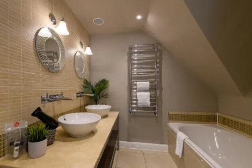 Holm House - Stylish Coastal Suites - HEDD Spa - Silures Bar & Restaurant photo 25