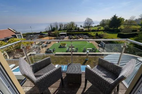Holm House - Stylish Coastal Suites - HEDD Spa - Silures Bar & Restaurant photo 17
