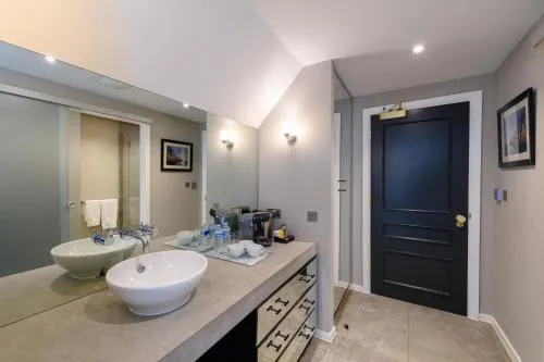 Holm House - Stylish Coastal Suites - HEDD Spa - Silures Bar & Restaurant photo 31