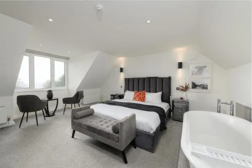 Holm House - Stylish Coastal Suites - HEDD Spa - Silures Bar & Restaurant photo 29