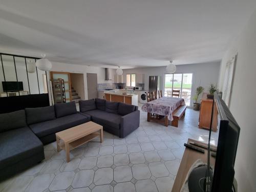 un salon avec un canapé et une table dans l'établissement Maison avec piscine, proche calanques et mer, à Le Rove