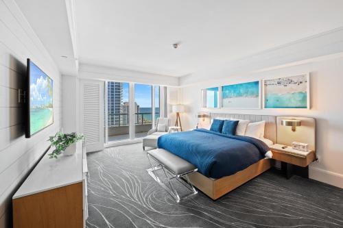 フォート・ローダーデールにあるRitz-Carlton Luxury Oceanview 3-Bedroom Residenceのベッドとテレビがあるホテルの部屋