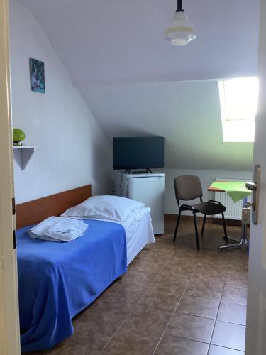 a bedroom with a bed and a table and a chair at Willa Rodzinna in Mielno