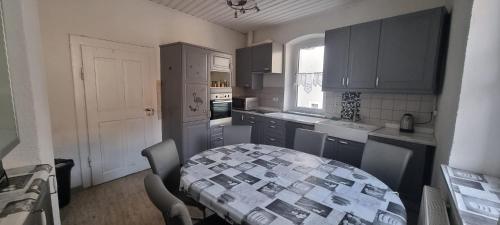 een keuken met een tafel en stoelen in een kamer bij Arzberger Monteurhaus in Arzberg