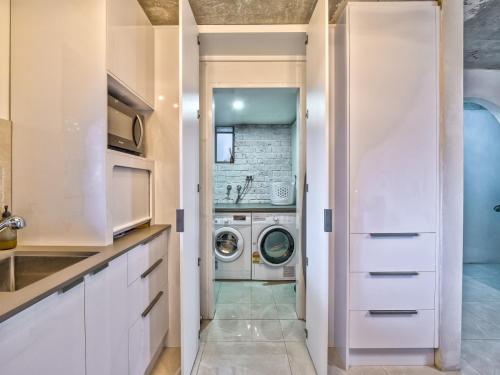 a laundry room with a washer and dryer at Stunner 2 min walk to beach in Torquay