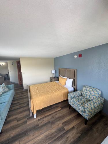 a hotel room with a bed and a couch at Grand Smokies Resort Lodge Pigeon Forge in Pigeon Forge