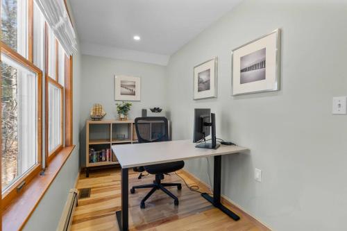 Φωτογραφία από το άλμπουμ του Lovely House 5 Min to Beach with Deck Grill and Garage σε Eastham