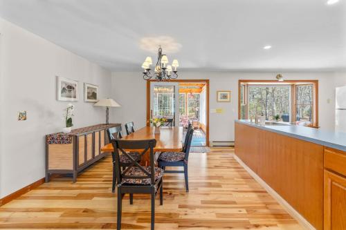 Χώρος καθιστικού στο Lovely House 5 Min to Beach with Deck Grill and Garage