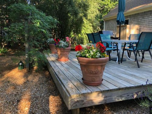 Κήπος έξω από το Lovely House 5 Min to Beach with Deck Grill and Garage