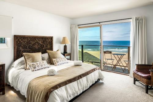 Un dormitorio con una cama con vista al mar. en New The Triton Manhattan Beachfront Escape, en Manhattan Beach