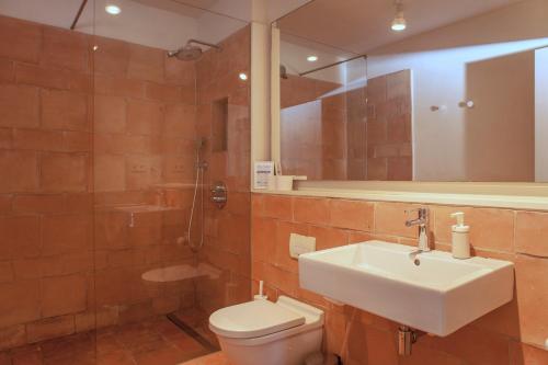 Bilik mandi di Designer home with pool near beach and village