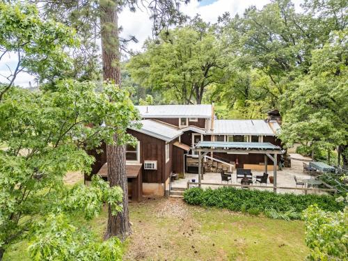 Κήπος έξω από το Homestead Ranch near Yosemite with Horses and Chickens