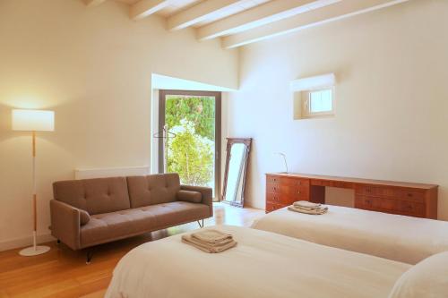 Katil atau katil-katil dalam bilik di Designer home with pool near beach and village