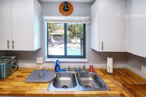 Η κουζίνα ή μικρή κουζίνα στο Upgraded Lux Retreat in Coconut Creek with Pool and Hot Tub