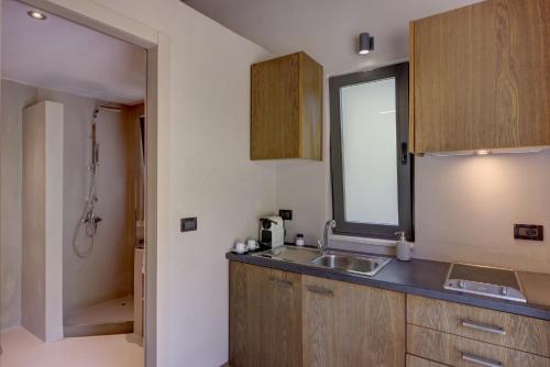 Kuchyň nebo kuchyňský kout v ubytování Paxoi Resort - Adult-Only