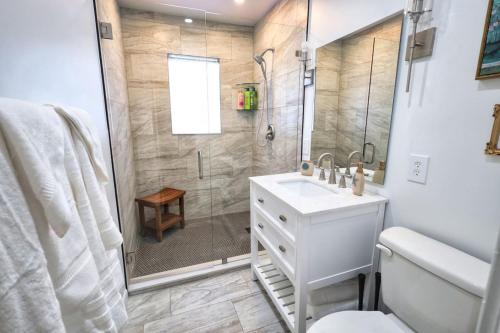 Un baño con ducha, lavabo e inodoro. en 1920s Speakeasy, Horses Hot Tub 5mi to Beach, en Vero Beach