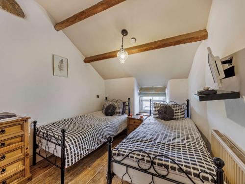 Yspytty-Ifanにある2 bed in Betws Y Coed 77744のベッド2台とドレッサーのある寝室