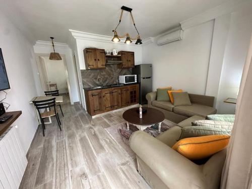 a living room with a couch and a table at Appartement privé au cœur de la Marsa in Dar el Ouzir