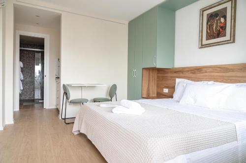 une chambre avec un lit et un bureau avec une chaise dans l'établissement BnB Tirana Centro Balcony, à Tirana