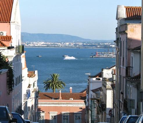 Lisbon Sunny Apartment with Patio