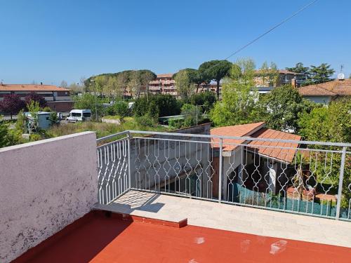 een balkon met een hek en uitzicht op de stad bij Villettina con Bagni esclusivi in Collesalvetti