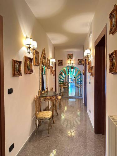 a hallway with a table and chairs in a room at B&B Sant'Antonio in Collepasso