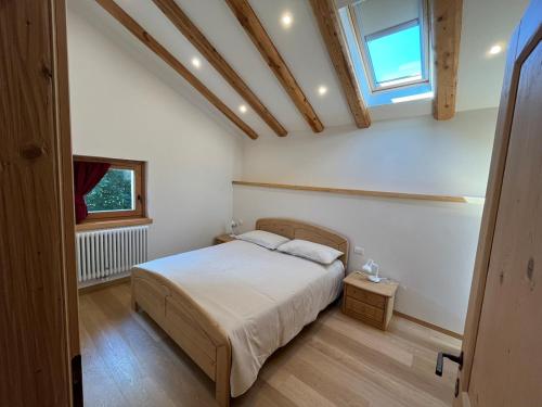 a bedroom with a bed and a window at Mountain Chalet in Strembo