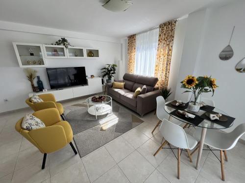 ein Wohnzimmer mit Sofa und Tisch in der Unterkunft Playa Nules beautiful apartment in Mascarell