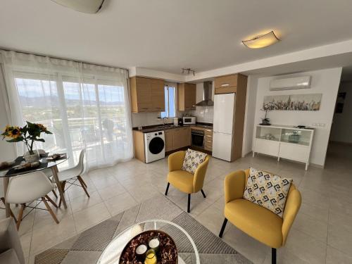 eine Küche und ein Wohnzimmer mit Tisch und Stühlen in der Unterkunft Playa Nules beautiful apartment in Mascarell