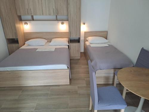Ένα ή περισσότερα κρεβάτια σε δωμάτιο στο Apartmani Frane