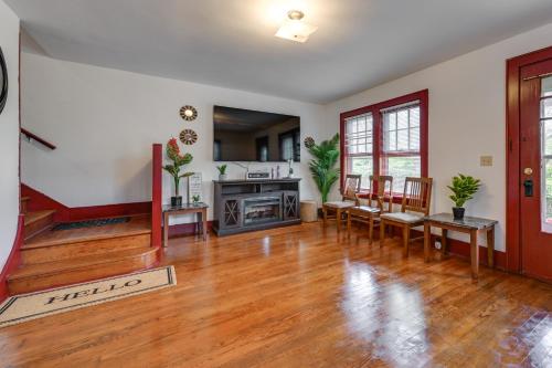 Kuchyň nebo kuchyňský kout v ubytování Walk to Cornell University Charming Duplex!