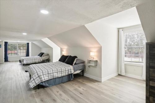 Ένα ή περισσότερα κρεβάτια σε δωμάτιο στο Charming 4-Bedroom Retreat with Pool