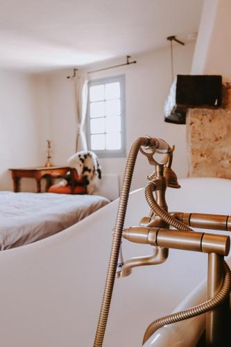 une chambre avec deux lits et un tuyau dans l'établissement Unique historical home, middle of the village, bath & patio, à Tourtour