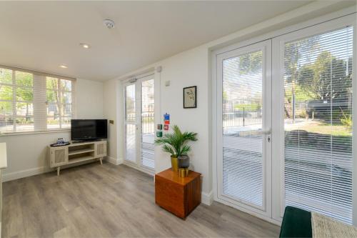Holm House - Stylish Coastal Suites - HEDD Spa - Silures Bar & Restaurant photo 67