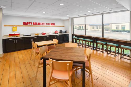 a classroom with a table and chairs and a counter at Hampton Inn Chicago-Midway Airport in Chicago