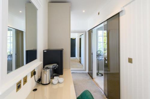 Holm House - Stylish Coastal Suites - HEDD Spa - Silures Bar & Restaurant photo 74