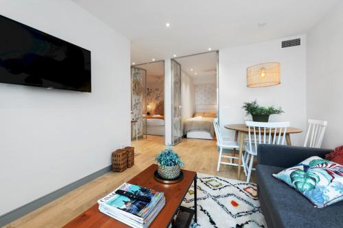 Executive Modern - 2BD 1BTH - Colon Center