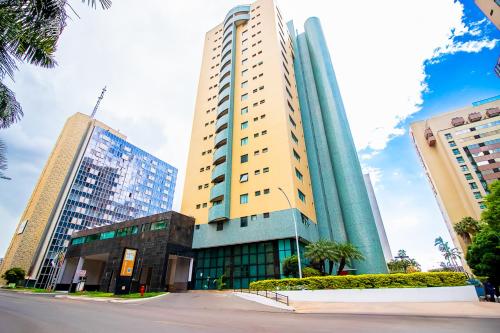 a tall building in a city with tall buildings at OZPED Flats Particulares Edifício Brasília Lets Ideia in Brasilia
