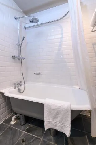 Holm House - Stylish Coastal Suites - HEDD Spa - Silures Bar & Restaurant photo 9