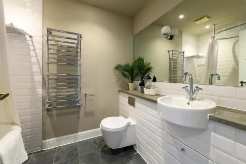 Holm House - Stylish Coastal Suites - HEDD Spa - Silures Bar & Restaurant photo 10