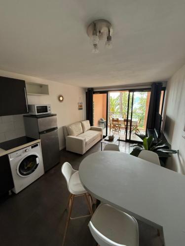 une cuisine et un salon avec une table et des chaises dans l'établissement Vue Mer & Détente - Duplex 42m2 avec 2 Terraces, à Cannes