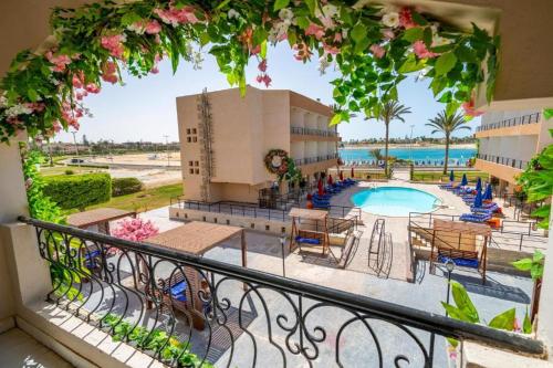 Bazén v ubytování Marina Eye Resort - Alamien Marina Plaza nebo v jeho okolí