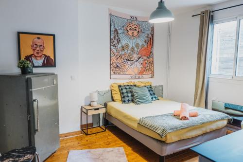 une petite chambre avec un lit et une télévision dans l'établissement Maison Vintage & Confort - Jardin - 10min mer, à La Seyne-sur-Mer