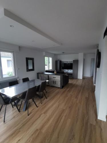 un grand salon avec une table et des chaises dans l'établissement Maison avec jardin proche Europa-Park Rulantica Strasbourg Colmar, à Rhinau