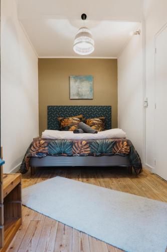 - un lit dans une chambre avec un canapé dans l'établissement Maison Vintage & Confort - Jardin - 10min mer, à La Seyne-sur-Mer