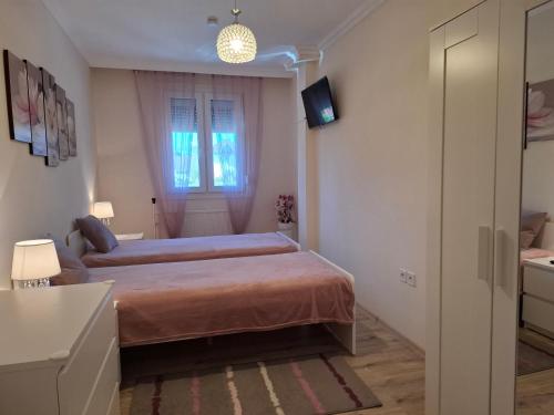 Postel nebo postele na pokoji v ubytování Fonyódi Centrum Apartman