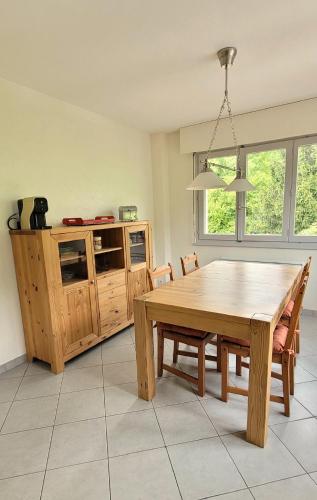 une salle à manger avec une table et des chaises en bois dans l'établissement Apartement avec vue montagnes, à Habère-Poche